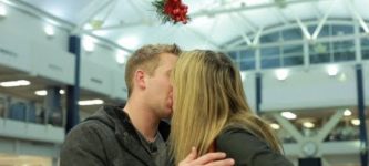 Mistletoe+kissing+prank.