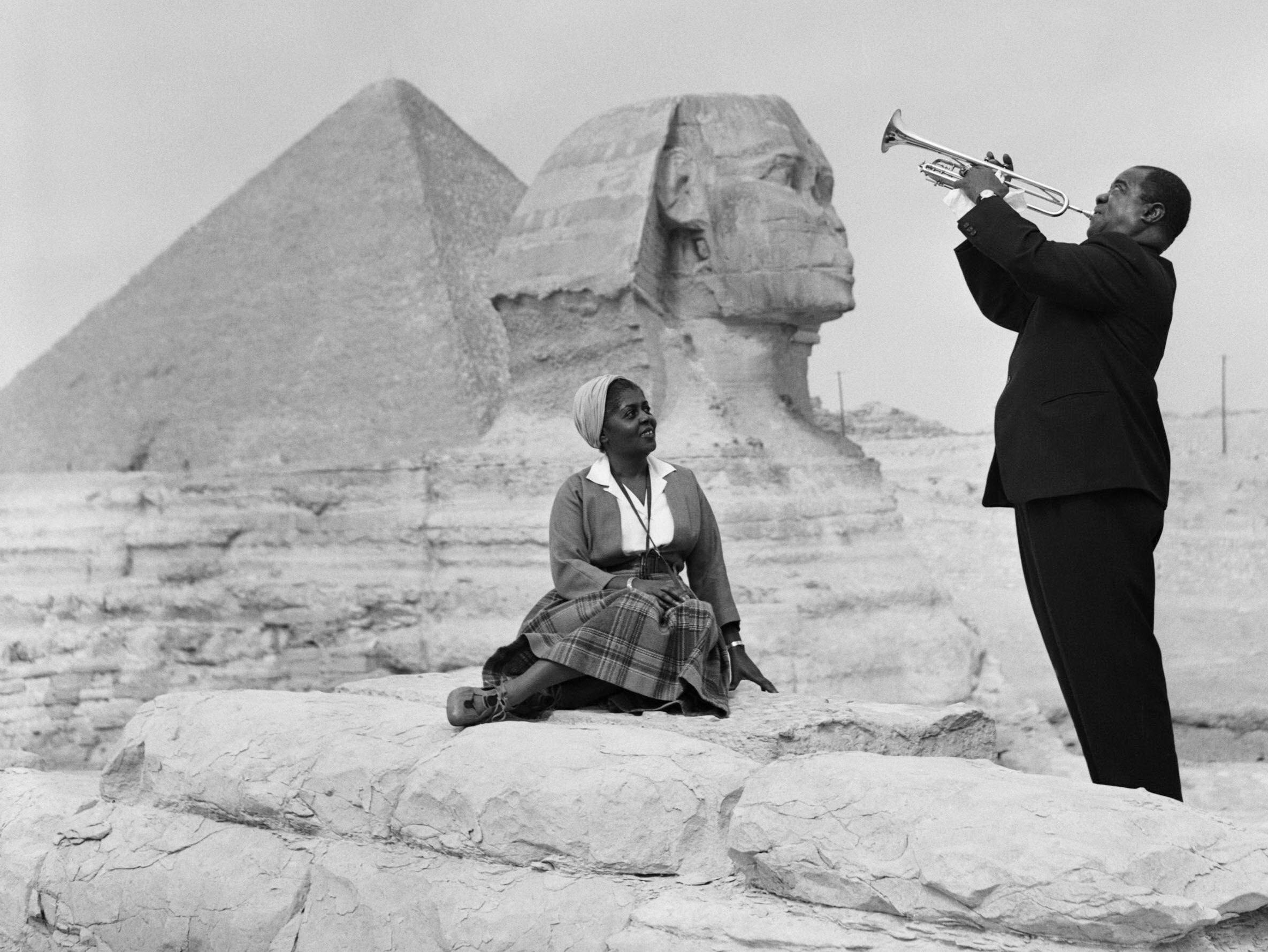 Louis+Armstrong+playing+for+his+wife+in+front+of+the+Sphinx+by+the+pyramids+in+Giza%2C+1961