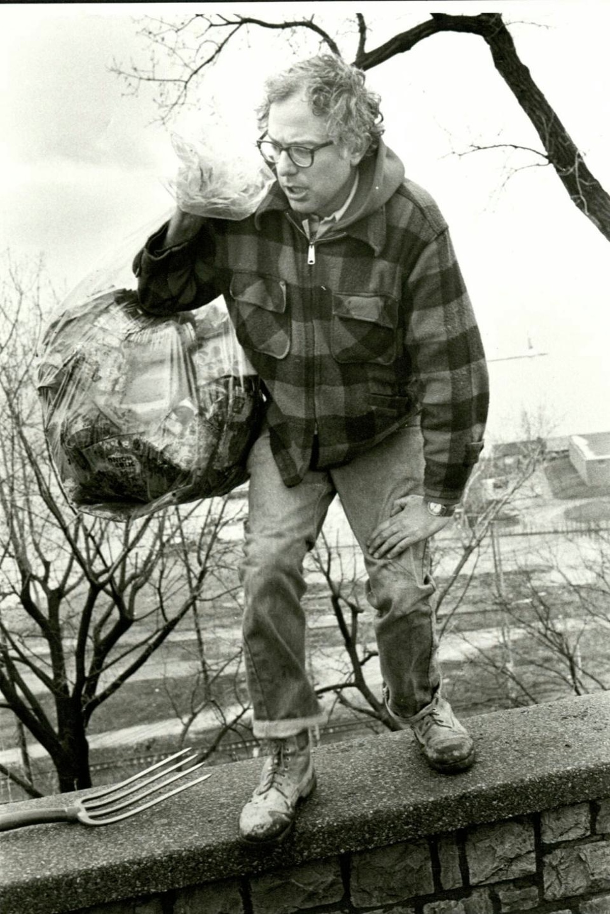 Bernie+Sanders+picking+up+trash+at+Burlington+Park+after+being+elected+Mayor+in+1981