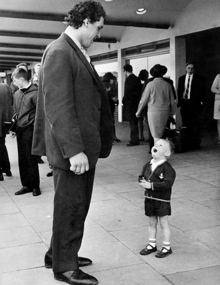 Little+boy+meeting+Andre+the+Giant%2C+1970s.