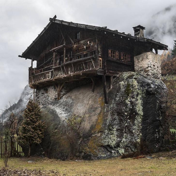 House+built+on+a+rock+in+South+Tyrol%2C+Italy