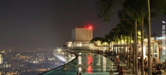 Pool+on+the+57th+floor+of+the+Marina+Bay+Sands+Casino+in+Singapore.