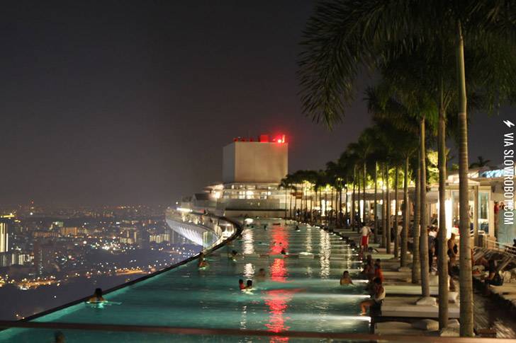 Pool+on+the+57th+floor+of+the+Marina+Bay+Sands+Casino+in+Singapore.
