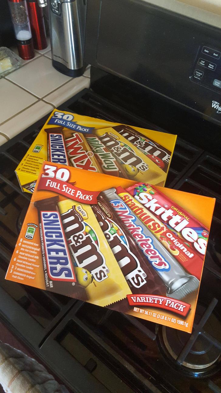 Finally+able+to+fulfill+a+promise+to+my+youngerself.+We+are+handing+out+full+size+candy+bars+this+year%21