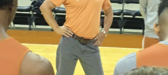 Matthew+McConaughey%26%238217%3Bs+power+stance+with+University+of+Texas+basketball+team+is+about+as+Texas+as+it+gets