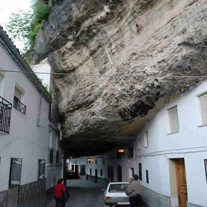 A+very+unique+street+in+Spain