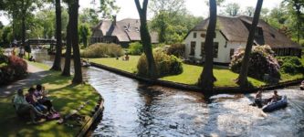 In+Giethoorn%2C+Netherlands+the+streets+are+canals