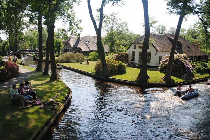 In+Giethoorn%2C+Netherlands+the+streets+are+canals