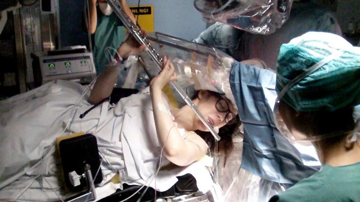 This+Russian+flutist+playing+Mozart+as+surgeons+remove+her+brain+tumor.