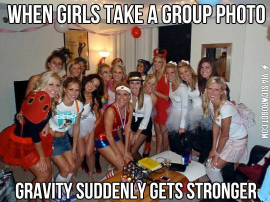 When+girls+take+a+group+photo.