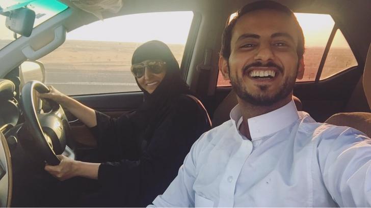 Saudi+man+shares+a+photo+of+him+and+his+mother+passing+Saudi-Kuwaiti+borders