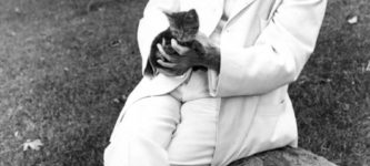 Mark+Twain+and+kitten+in+NYC+in+1907