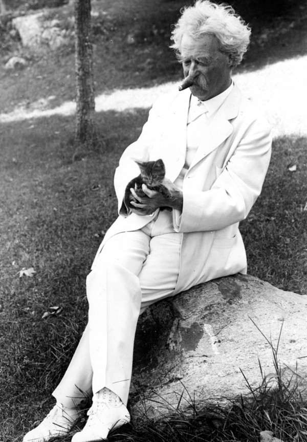 Mark+Twain+and+kitten+in+NYC+in+1907