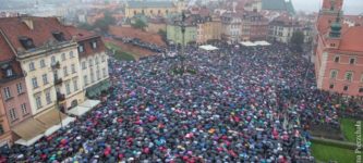 Polish+women+protesting+the+total+ban+on+abortion.