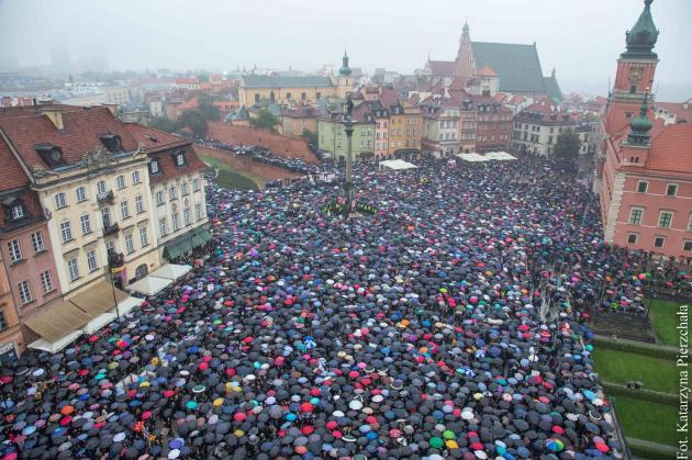 Polish+women+protesting+the+total+ban+on+abortion.