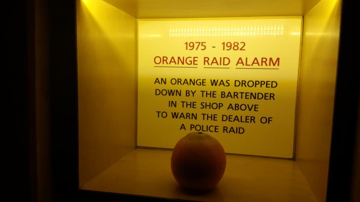 This+is+how+a+coffeeshop+in+Amsterdam+warned+the+basement+for+a+police+raid%2C+when+selling+weed+was+still+illegal