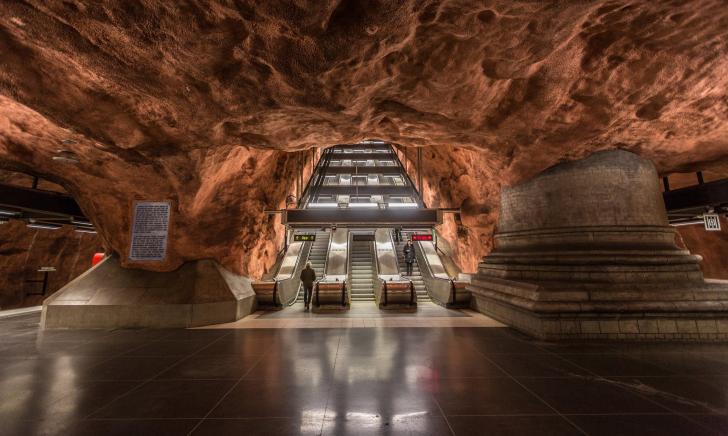 The+Stockholm+metro+system+looks+like+a+cave