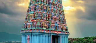 A+colorful+temple+in+India.