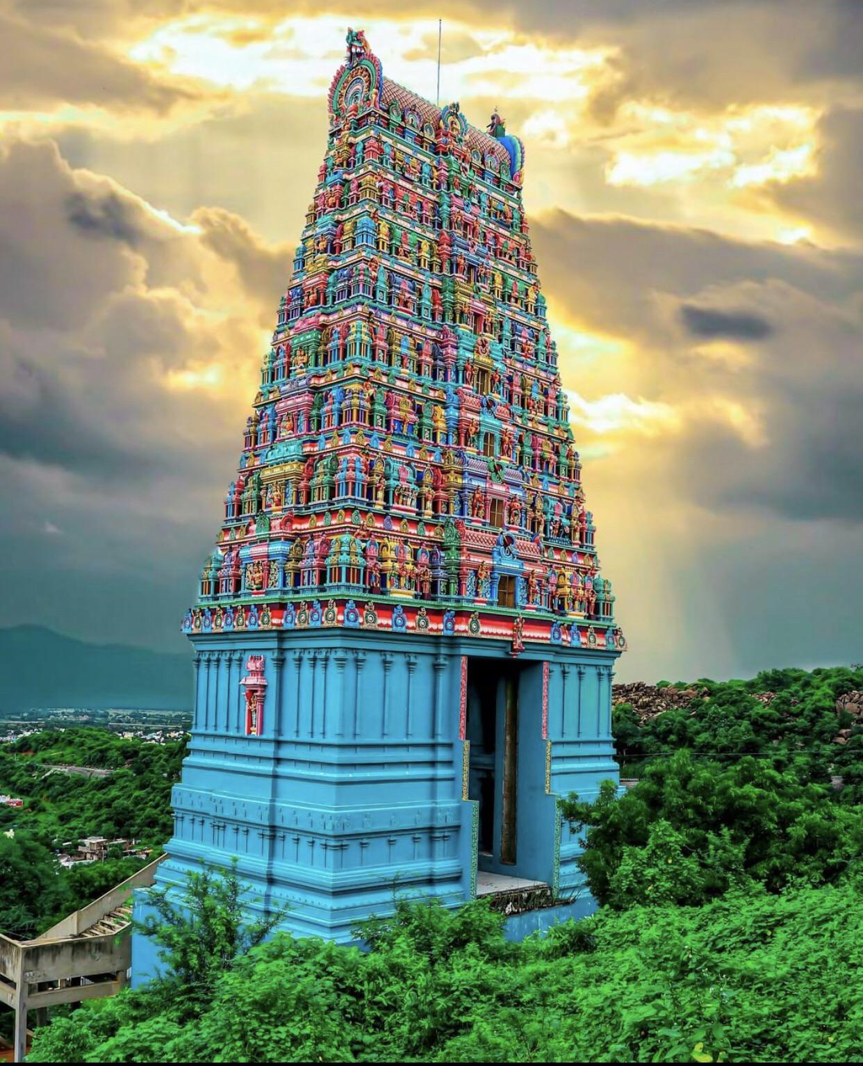 A+colorful+temple+in+India.