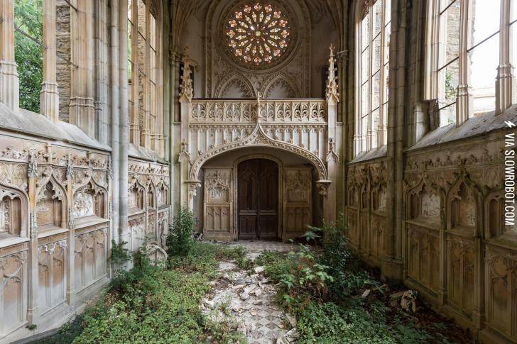 Inside+an+abandoned+church+in+France