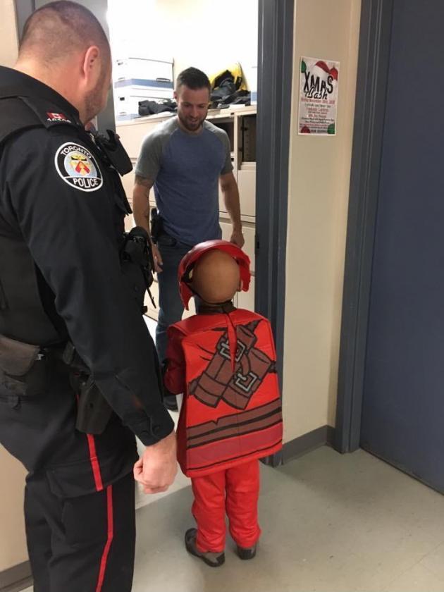 The+Toronto+Police+took+this+boy+trick+or+treating+around+the+precinct+after+no+one+picked+him+up+from+school+and+they+couldn%26%238217%3Bt+reach+any+relatives