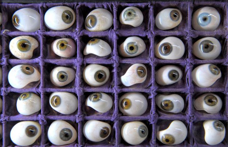 A+box+with+artificial+eyes+from+World+War+I