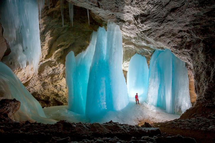 Blue+ice+in+a+cave