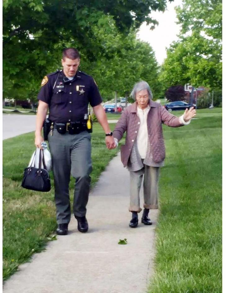 Ohio+sheriff%26%238217%3Bs+deputy+taking+the+time+to+walk+with+an+elderly+woman+to+help+her+get+where+she+was+going.