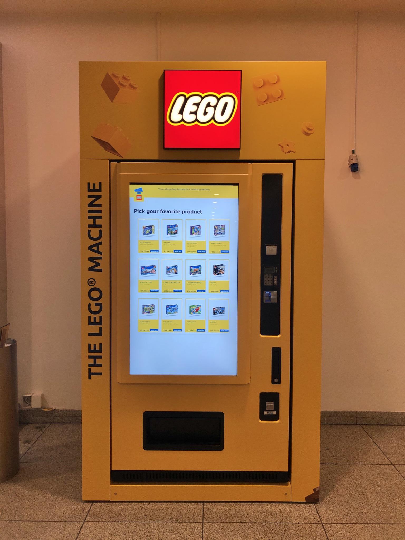 There+is+a+LEGO+vending+machine+in+the+Copenhagen+airport.