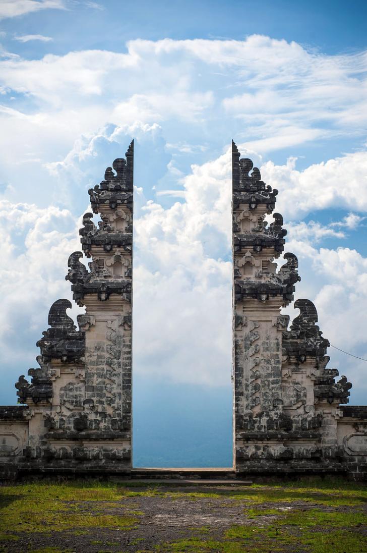 The+Pura-Lempuyang+temple+gate+in+Bali%2C+Indonesia