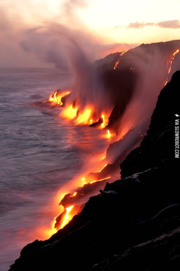 Active+lava+flows+touching+the+ocean%2C+Hawaii.
