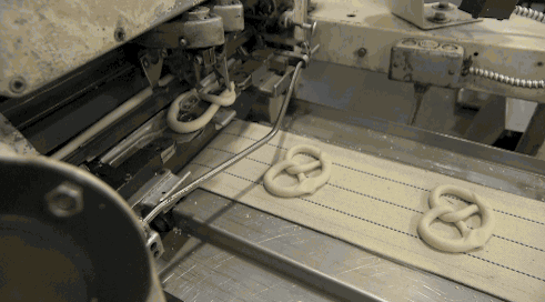 A+robotic+soft+pretzel+machine.