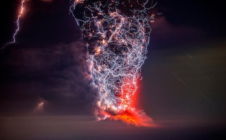 Lightning+hitting+a+volcanic+eruption+in+Chile