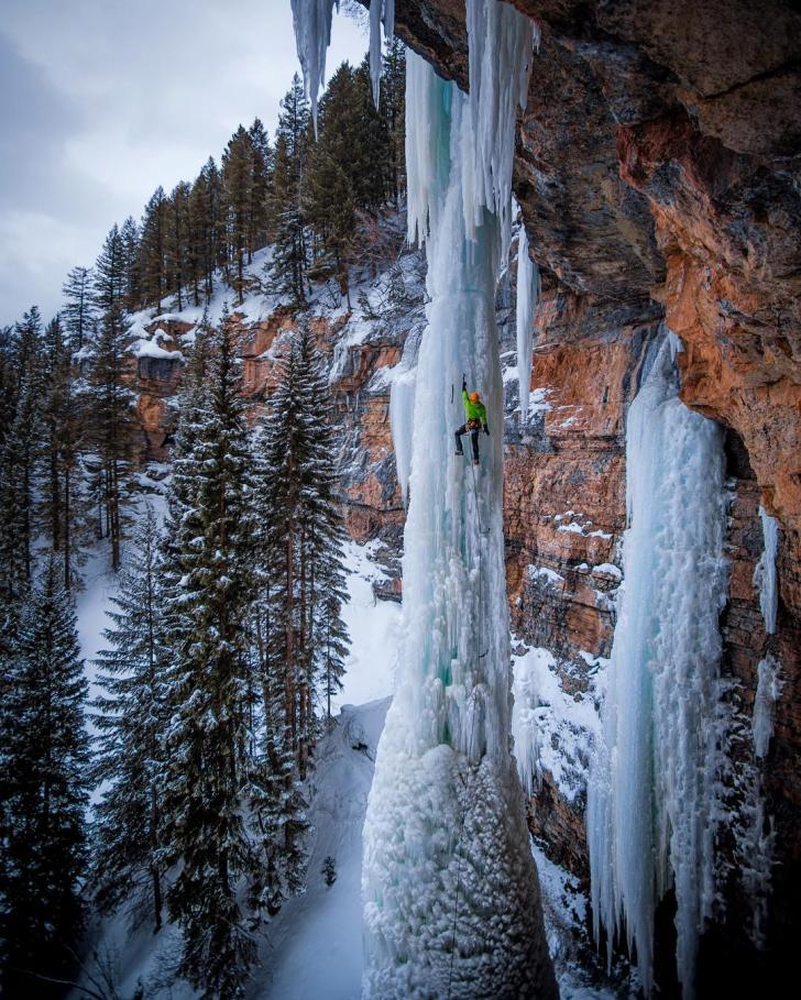 Climbing+a+frozen+waterfall
