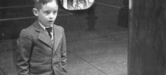 A+boy+sees+television+for+the+first+time+%28March+1949%29