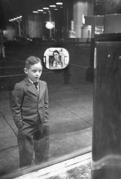 A+boy+sees+television+for+the+first+time+%28March+1949%29