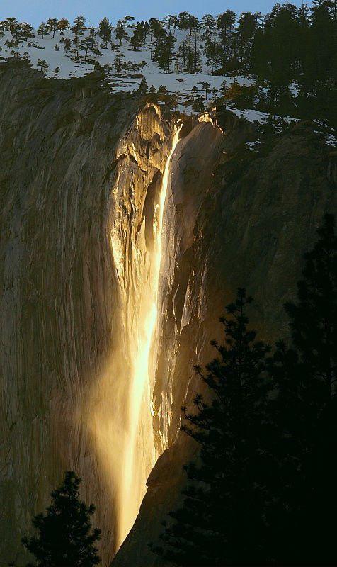 Once+a+year%2C+the+sun+hits+Yosemite%26%23039%3Bs+waterfalls+just+right+to+make+it+light+up+like+this