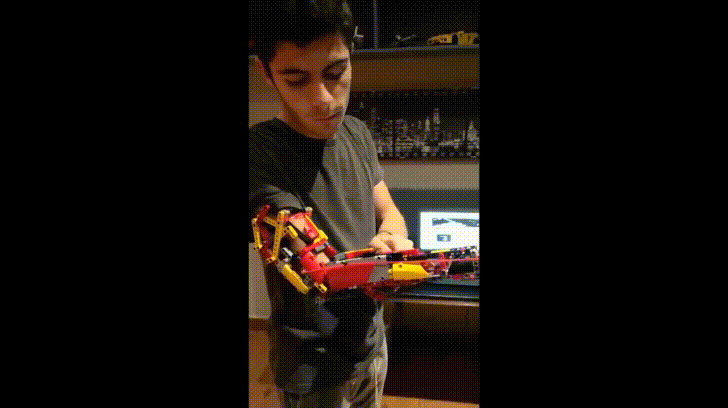 A+guy+built+his+own+prosthetic+arm+out+of+Lego