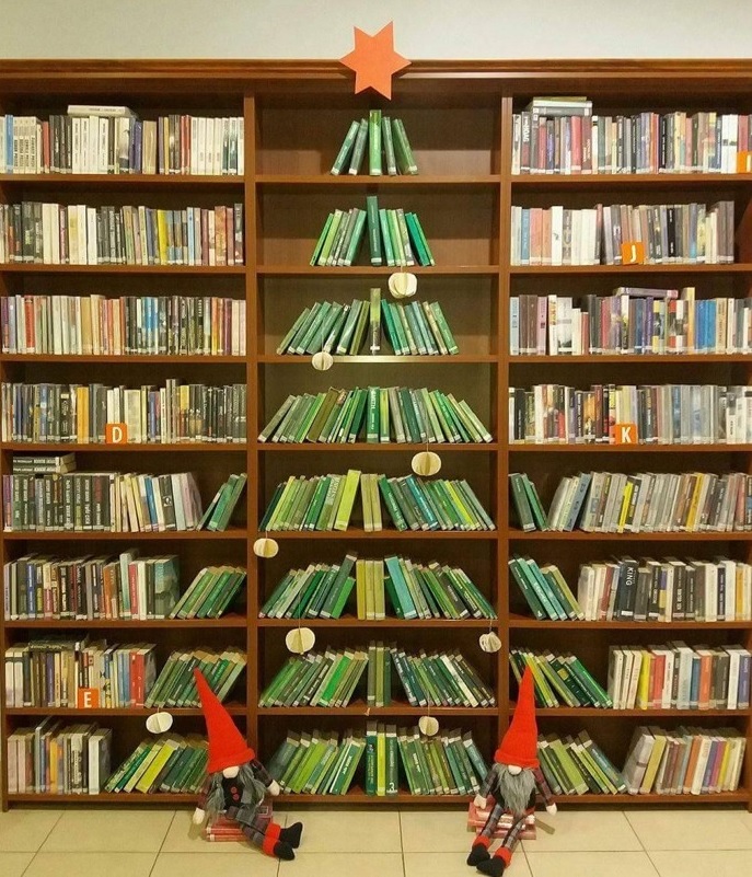Christmas+Tree+of+Books.