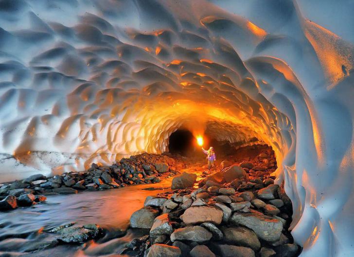 Ice+cave+near+Mutnovsky+Volcano%2C+Russia