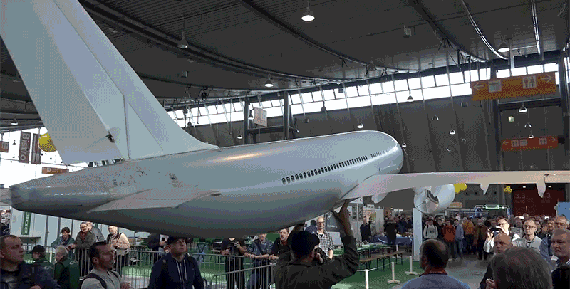 This+16+feet+long+RC+jumbo+jet+weighs+just+1+lb