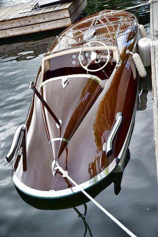 A+Classic+wooden+boat.