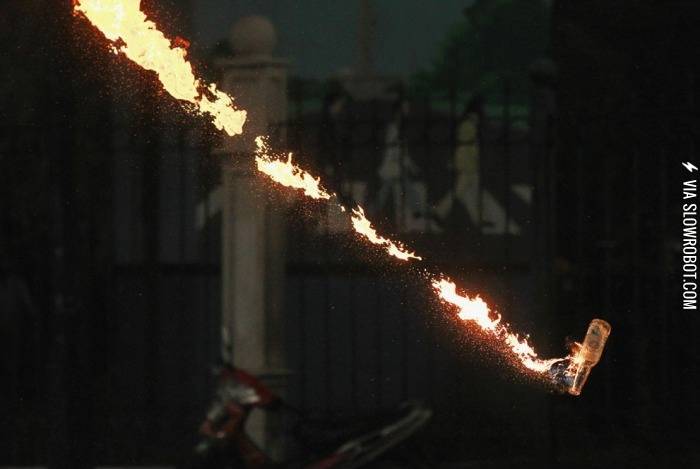 A+molotov+cocktail+before+impact.