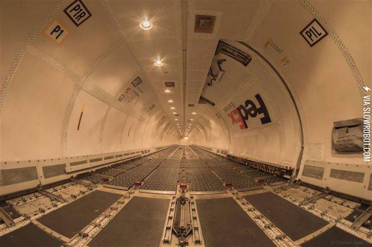 Inside+a+Fed-Ex+Boeing+757+without+any+cargo