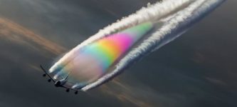 Rainbow+Boeing+747+contrails