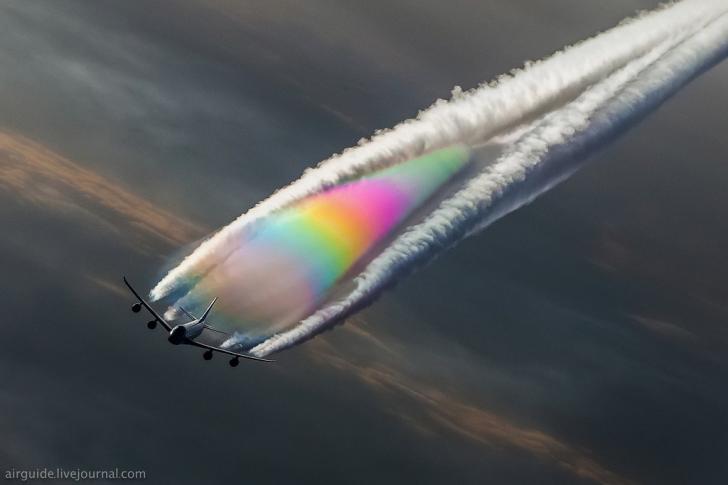 Rainbow+Boeing+747+contrails