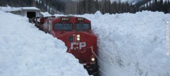 Train+navigating+through+the+Canadian+snow