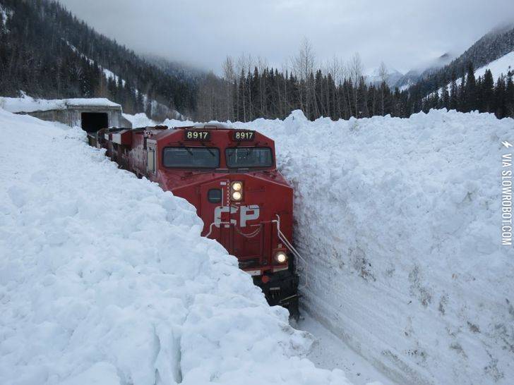 Train+navigating+through+the+Canadian+snow