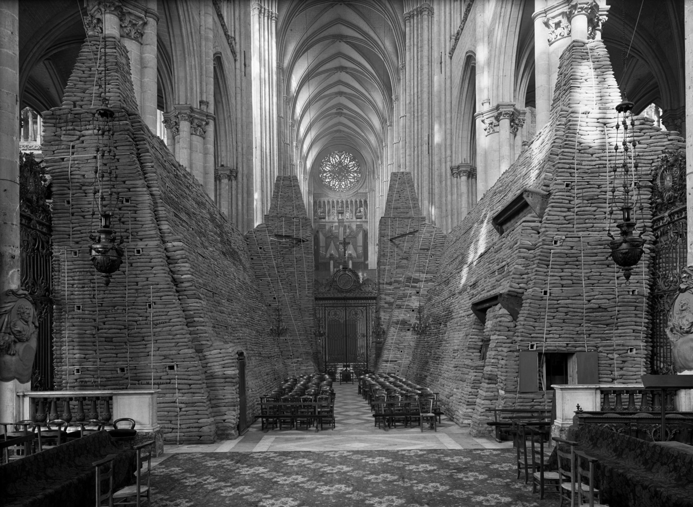 Sandbags+protecting+Notre-Dame+in+WW1