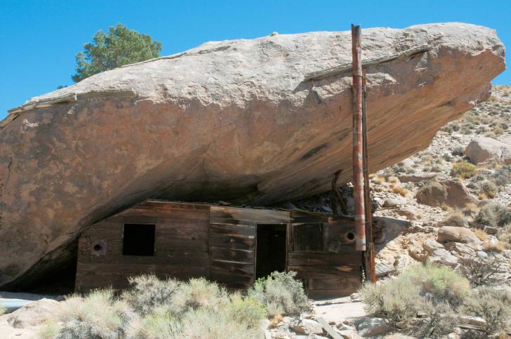 Cabin+under+a+rock.+Nevada